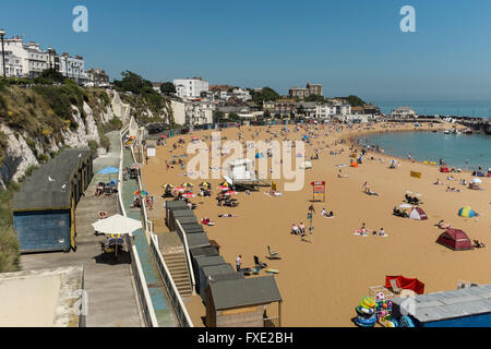 Le soleil sur une plage de sable, à Broadstairs, Kent, UK Banque D'Images