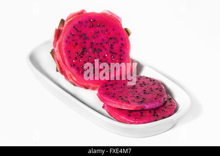 Intérieur de couleur rose d'un dragon fruit tropical exotique ou pitaya. studio photographie image d'une santé incroyable nourriture isolé sur fond blanc Banque D'Images