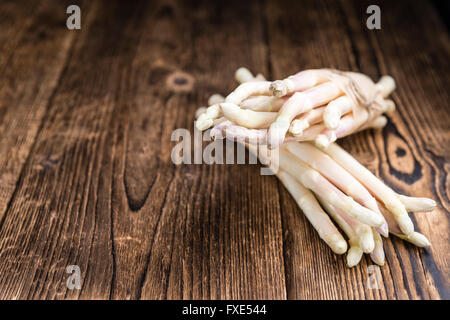 Bande d'Asperges blanches fraîches (close-up shot, selective focus) sur fond de bois Banque D'Images