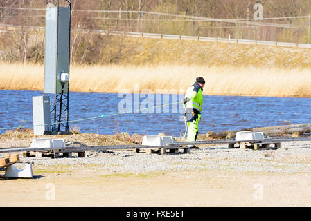 Karlskrona, Suède - 7 Avril 2016 : Assemblée Générale de conduite d'égout sous-marine en zone publique. Ici un homme se retire une ligne t Banque D'Images