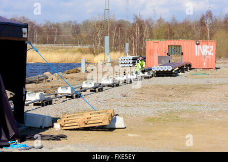 Karlskrona, Suède - 7 Avril 2016 : Assemblée Générale de conduite d'égout sous-marine en zone publique. Ici un homme est le montage d'une ligne à la Banque D'Images