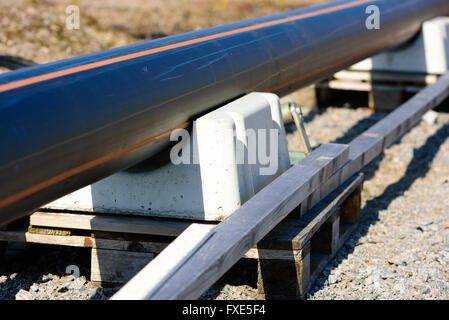 Karlskrona, Suède - 7 Avril 2016 : Assemblée Générale de conduite d'égout sous-marine en zone publique. Voici un détail de la canalisation reste Banque D'Images