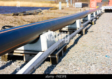 Karlskrona, Suède - 7 Avril 2016 : Assemblée Générale de conduite d'égout sous-marine en zone publique. Voici un détail de la canalisation reste Banque D'Images