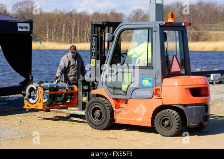 Karlskrona, Suède - 7 Avril 2016 : Assemblée Générale de conduite d'égout sous-marine en zone publique. Ici deux travailleurs d'une vis de transport Banque D'Images
