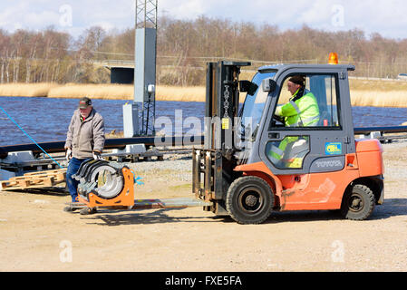 Karlskrona, Suède - 7 Avril 2016 : Assemblée Générale de conduite d'égout sous-marine en zone publique. Ici deux travailleurs d'une vis de transport Banque D'Images