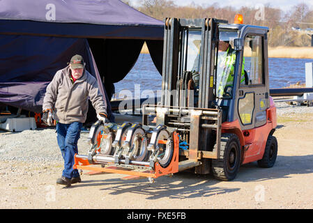 Karlskrona, Suède - 7 Avril 2016 : Assemblée Générale de conduite d'égout sous-marine en zone publique. Ici deux travailleurs d'une vis de transport Banque D'Images