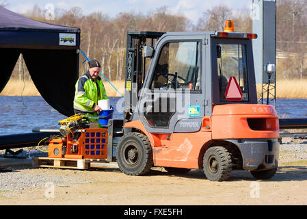Karlskrona, Suède - 7 Avril 2016 : Assemblée Générale de conduite d'égout sous-marine en zone publique. Ici, les travailleurs sont le chargement d'une palette pour Banque D'Images