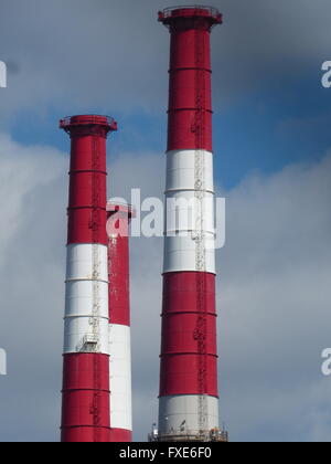Les cheminées peintes en rouge pour avertir les aéronefs de passage Banque D'Images
