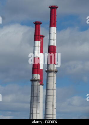 Les cheminées peintes en rouge pour avertir les aéronefs de passage Banque D'Images