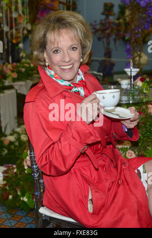 Esther Rantzen à l'aperçu de la journée VIP Chelsea Flower Show au Royal Hospital Chelsea Banque D'Images