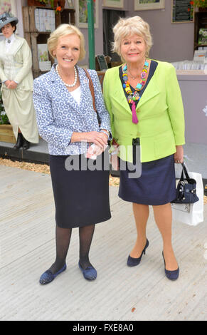 - L'OCI ENTSIMAGES.COM - Marie Berry et Judith Chalmers à la RHS Chelsea Flower Show 20 mai 2013 Photo par Will Davidson /OCI 02031741069 Banque D'Images