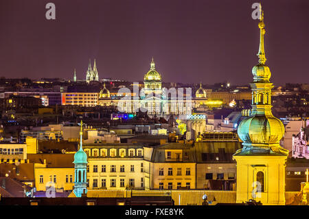 Vue de nuit de l'hôtel de ville de Prague vers Musée National Banque D'Images