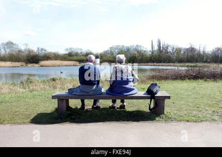 Vieux couple assis sur un banc dans la réserve naturelle, Londres Banque D'Images