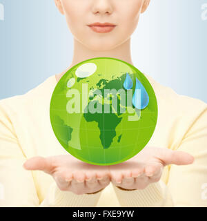 Close up of woman holding Green Globe dans ses mains Banque D'Images