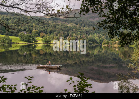 Un pêcheur solitaire dans son bateau sur Grasmere dans le Lake District. La région de Cumbria. Nord-ouest de l'Angleterre. Banque D'Images