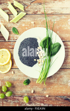 Close up d'arachide, de verts et de graines de pavot ou de chia Banque D'Images