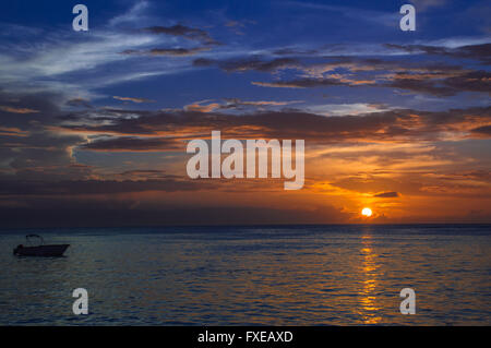 Beau coucher du soleil à Pigeon Point, Trinité-et-Tobago Banque D'Images