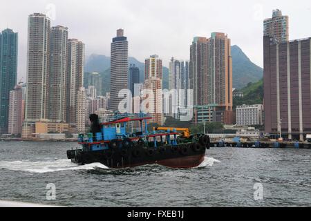 Horizon de Hong Kong avec un vieux junk boat crossing Port Victoria dans une vague de l'après-midi. Banque D'Images