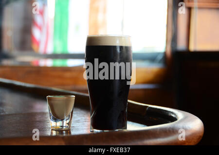 Verre connue comme une voiture piégée - Irlandais guinness ou stout avec Bailey's sur un bar à Brooklyn, New York Banque D'Images