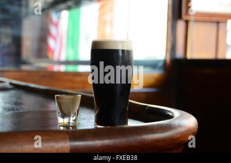 Verre connue comme une voiture piégée - Irlandais guinness ou stout avec Bailey's sur un bar à Brooklyn, New York Banque D'Images