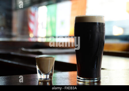 Verre connue comme une voiture piégée - Irlandais guinness ou stout avec Bailey's sur un bar à Brooklyn, New York Banque D'Images