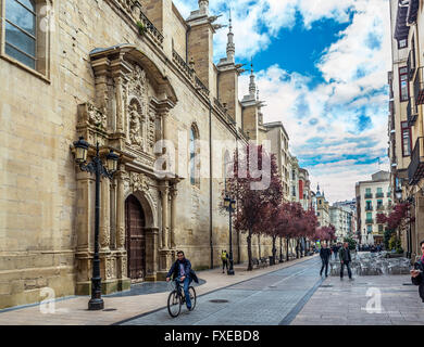 Les hommes dans le vélo en face de la façade latérale de la Concatedral de Santa Maria de la Redonda. Logroño, La Rioja. L'Espagne. Banque D'Images