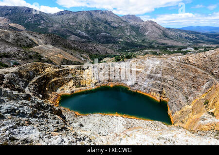 Ancienne mine à ciel ouvert d'un coup de fer à partir de l'Affût, Gormanston près de Queenstown, Tasmanie, TAS, Australie Banque D'Images