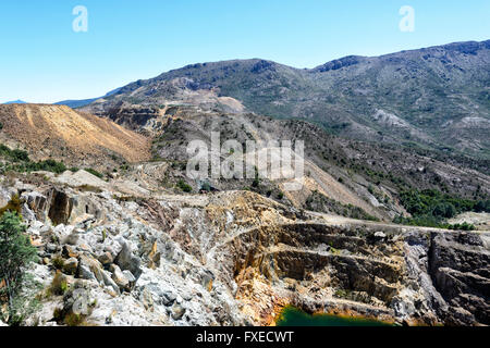 Ancienne mine à ciel ouvert d'un coup de fer à partir de l'Affût, Gormanston près de Queenstown, Tasmanie, TAS, Australie Banque D'Images