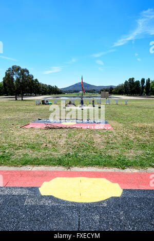 La colline parlementaire, avec les Autochtones ambassade tente Signe, Canberra, Australie Territoire de la capitale, ACT, Australie Banque D'Images