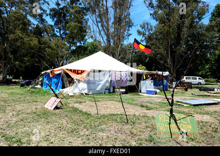 Camp de protestation des autochtones à l'extérieur ancien Parlement Canberra, Territoire de la capitale de l'Australie, ACT, Australie Banque D'Images