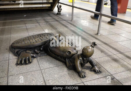 Une installation d'art en bronze d'un crocodile situé dans la station de la 14ème rue à New York City, États-Unis d'Amérique. Banque D'Images