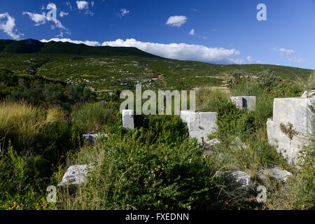 TURQUIE Antakya, vue sur la montagne Musa Dagh, environ 4000 villageois arméniens de sept villages ont fui pendant le génocide 1915 dans la première guerre mondiale sur la montagne de 1355 mètres de haut Musa Dagh et ont lutté pendant 40 jours contre l'expulsion par les ottomans , de nombreux Arméniens sont morts dans la bataille et la faim, Mais à la fin les survivants ont été évacués par les navires de guerre français, beaucoup là où s'est réinstallée à Anjar au Liban, l'auteur autrichien Franz Werfel a publié 1933 le roman "les quarante jours de Musa Dagh" sur cet incident historique et le génocide, reste de la ruine de l'église arménienne Banque D'Images