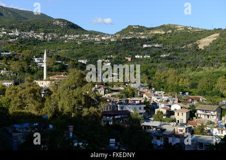 TURQUIE Antakya, Musa Dagh, ancien village arménien Yoghonoluk, vue sur la montagne Musa Dagh, environ 4000 villageois arméniens de sept villages ont fui pendant le génocide 1915 pendant la première guerre mondiale sur la montagne de 1355 mètres Musa Dagh et ont lutté pendant 40 jours contre la déportation par les ottomans , Beaucoup d'Arméniens sont morts dans la bataille et la faim, mais à la fin les survivants ont été évacués par les navires de guerre français, beaucoup où s'est réinstallée à Anjar au Liban, l'auteur autrichien Franz Werfel a publié 1933 le roman "les quarante jours de Musa Dagh" sur cet incident historique et le génocide Banque D'Images