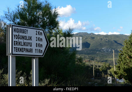 TURQUIE Antakya, Musa Dagh, ancien village arménien Yoghonoluk, vue sur la montagne Musa Dagh, environ 4000 villageois arméniens de sept villages ont fui pendant le génocide 1915 pendant la première guerre mondiale sur la montagne de 1355 mètres Musa Dagh et ont lutté pendant 40 jours contre la déportation par les ottomans , Beaucoup d'Arméniens sont morts dans la bataille et la faim, mais à la fin les survivants ont été évacués par les navires de guerre français, beaucoup où s'est réinstallée à Anjar au Liban, l'auteur autrichien Franz Werfel a publié 1933 le roman "les quarante jours de Musa Dagh" sur cet incident historique et le génocide Banque D'Images