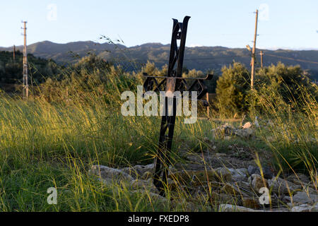 TURQUIE Antakya, Musa Dagh, village arménien Vakifli, cimetière arménien, vue sur la montagne Musa Dagh, environ 4000 villageois arméniens de sept villages ont fui pendant le génocide 1915 pendant la première guerre mondiale sur la haute montagne de 1355 mètres Musa Dagh et ont combattu pendant 40 jours contre l'expulsion par les ottomans , Beaucoup d'Arméniens sont morts dans la bataille et la faim, mais à la fin les survivants ont été évacués par les navires de guerre français, beaucoup où s'est réinstallée à Anjar au Liban, l'auteur autrichien Franz Werfel a publié 1933 le roman "les quarante jours de Musa Dagh" sur cet incident historique et le génocide Banque D'Images