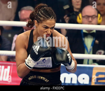 Mesdames boxing entre Ikram Kerwat (Allemagne) et Gina Chamie (Hongrie) pour le titre léger WBC vacant, Potsdam, Allemagne, avril 2016 Banque D'Images