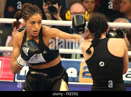 Mesdames boxing entre Ikram Kerwat (Allemagne) et Gina Chamie (Hongrie) pour le titre léger WBC vacant, Potsdam, Allemagne, avril 2016 Banque D'Images