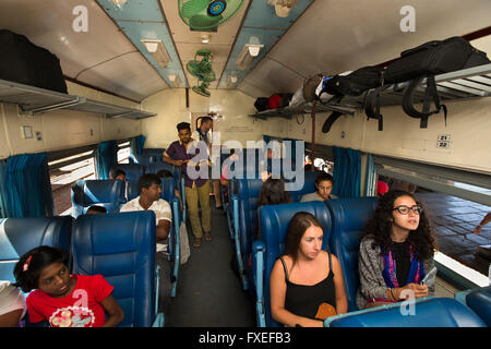 Sri Lanka, voyage en train, Highland Railway, Nan Oya, passagers de Première Classe Voiture d'observation Banque D'Images