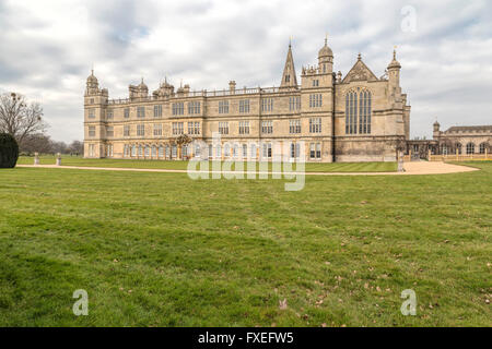 Vue sur Burghley House, une maison de campagne du xvie siècle, Stamford, Lincolnshire / Cambridgeshire, Angleterre, Royaume-Uni. Banque D'Images