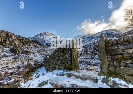 Tryfan vu de la voie jusqu'à Cwm Idwal dans le Parc National de Snowdonia, le Nord du Pays de Galles. Banque D'Images