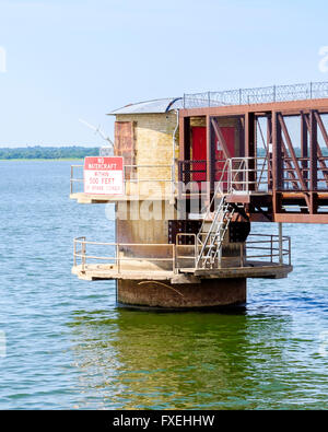 Une prise d'eau dans la tour du lac Hefner, un approvisionnement en eau depuis pour Oklahoma City, Oklahoma, USA. Banque D'Images