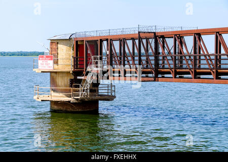 Une prise d'eau dans la tour du lac Hefner, un approvisionnement en eau depuis pour Oklahoma City, Oklahoma, USA. Banque D'Images