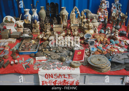 La Chine, Shanghai, Tianjin, collection de petits objets affichés sur un marché de rue, wc séparés. Banque D'Images
