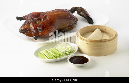Peking Duck, canard mariné servi avec accompagnements traditionnels Banque D'Images