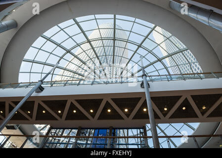 Intérieur du centre commercial Azrieli Center, Tel Aviv city, Israël Banque D'Images