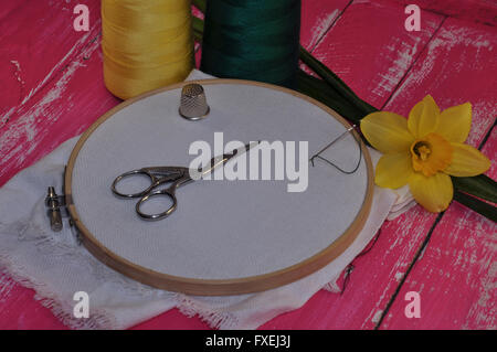 Objets à broder sur un fond de la vieille table en bois rose vintage Banque D'Images