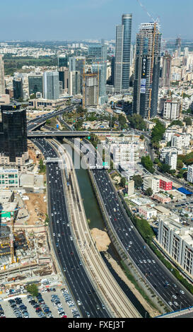 L'Autoroute Ayalon à Tel Aviv, Israël. Vue aérienne du Centre Azrieli au quartier d'affaires de Ramat Gan avec Moshe Aviv Tower Banque D'Images