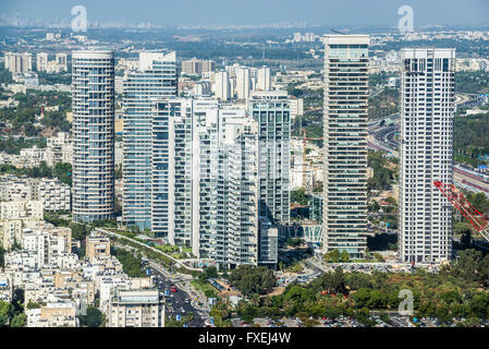 La ville de Tel Aviv en Israël. Vue aérienne du pont d'observation à l'Azrieli Center tour circulaire avec Park Tzameret bâtiments Banque D'Images
