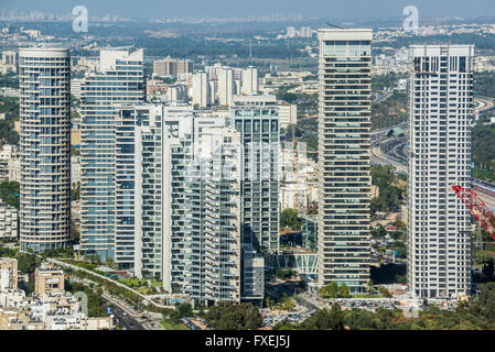 La ville de Tel Aviv en Israël. Vue aérienne du pont d'observation à l'Azrieli Center tour circulaire avec Park Tzameret bâtiments Banque D'Images