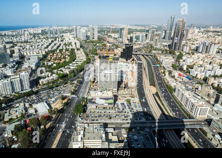 L'Autoroute Ayalon à Tel Aviv, Israël. Vue aérienne du Centre Azrieli au quartier d'affaires de Ramat Gan avec Moshe Aviv Tower Banque D'Images